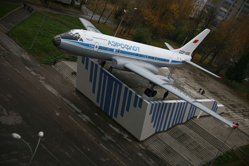 В Рыбинске открыт восстановленный самолет-памятник Ту-104А 