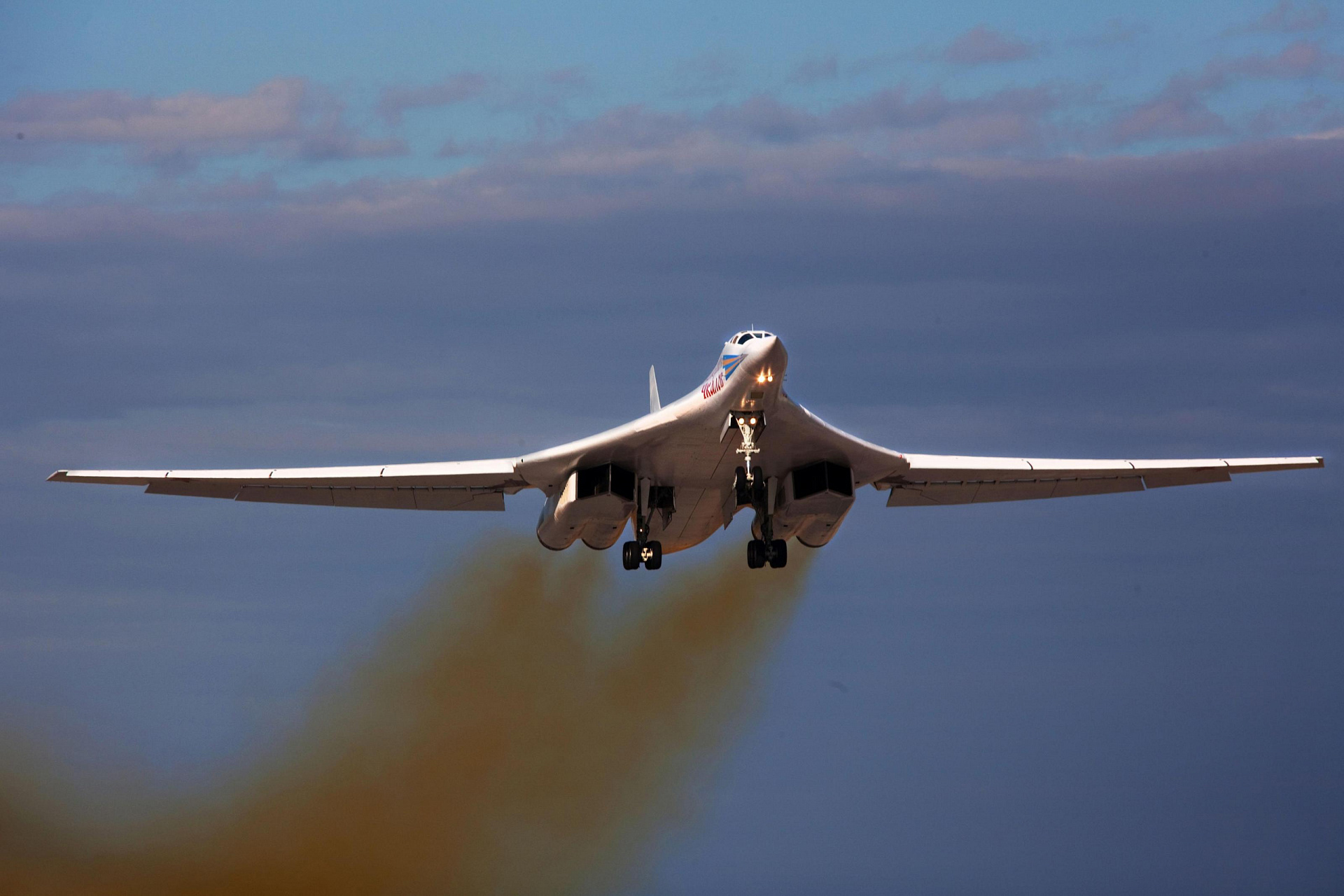 Ту-160 белый лебедь. Ту-160 сверхзвуковой самолёт. Стратегический ракетоносец ту-160 белый лебедь. Стратегический сверхзвуковой ракетоносец-бомбардировщик ту-160. Ту 160 сверхзвуковой характеристики
