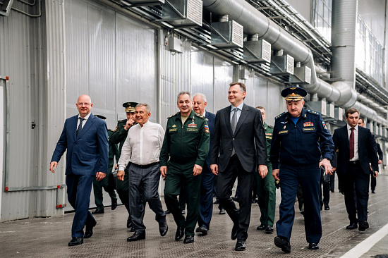 Министр обороны РФ Сергей Шойгу проинспектировал Казанский авиационный завод Министр обороны РФ Сергей Шойгу проинспектировал Казанский авиационный завод