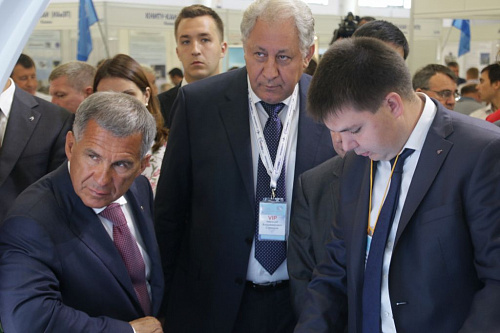 Рустам Минниханов посетил экспозицию ПАО «Туполев» Рустам Минниханов посетил экспозицию ПАО «Туполев»